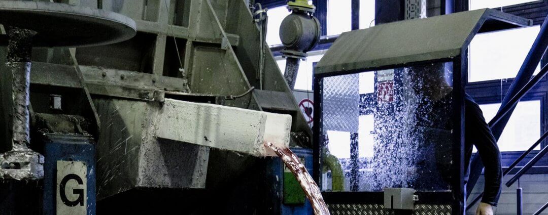 Flüssiges Aluminium wird vom Schmelzofen in Transportöfen gegossen
